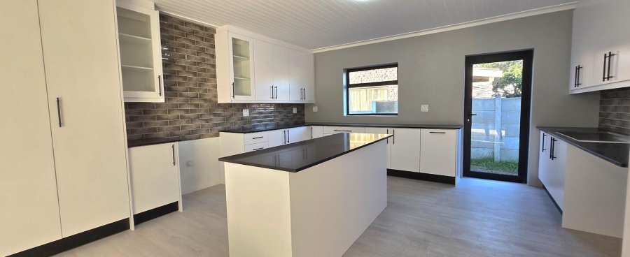 4 Bedroom Property for Sale in Franskraal Western Cape